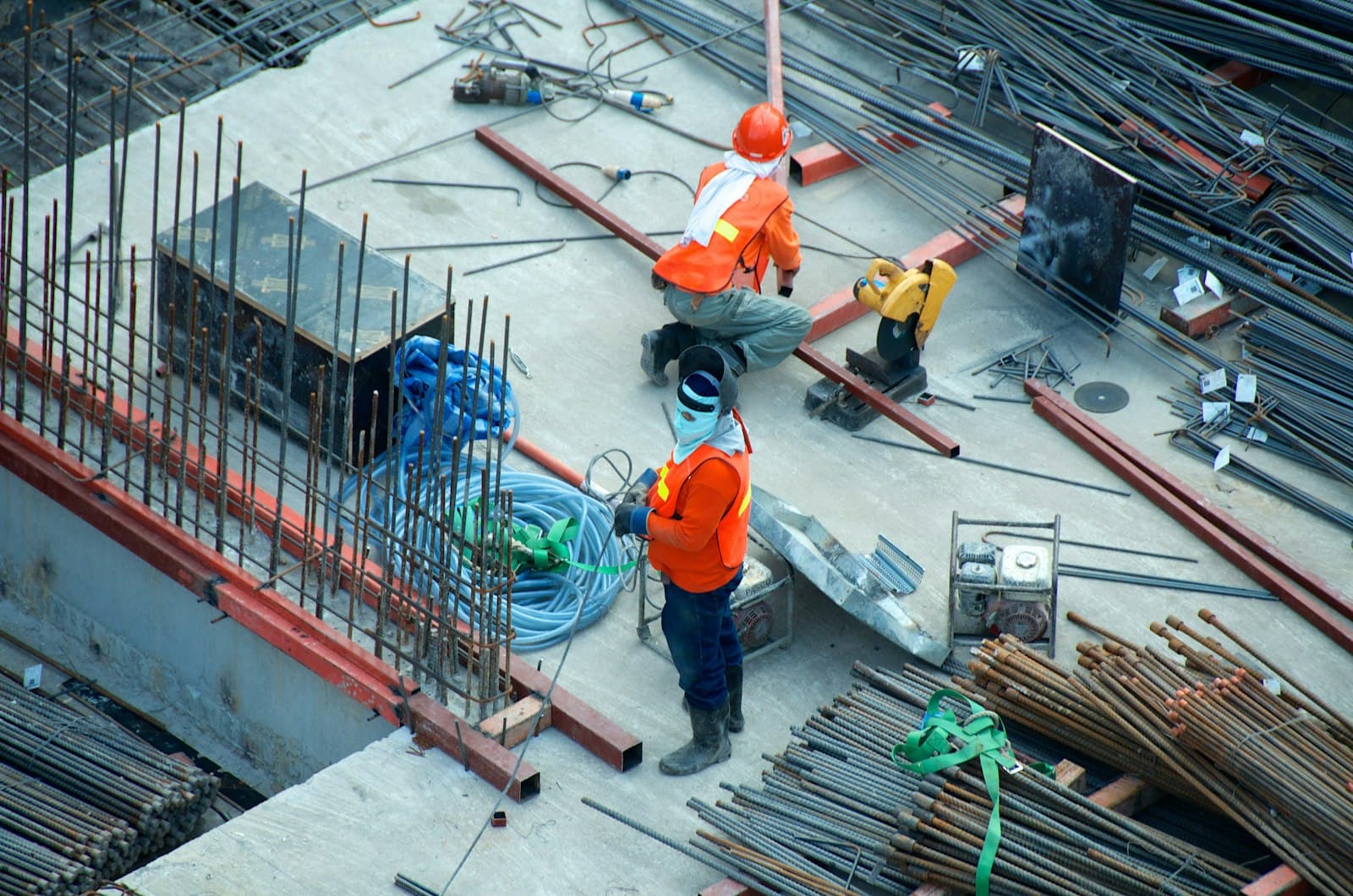 Bauarbeiter bei der Arbeit auf einer Baustelle - Containerzwerg Container-Service